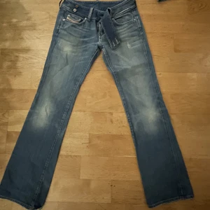 Lågmidjade jeans - Snygga lågmidjade jeans från diesel! Man knäpper ”jeansflärppen” rakt över! En knapp saknas men det är inget jag tycker märks eftersom det ej syns! Arnas fint skick 