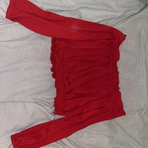 Röd topp - Superfin röd topp från H&M i storlek L. 