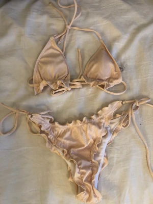 Shein bikini  - Superfin bikini från shein som är endast testad, den var tyvärr för liten för mig så skulle säga att överdelen är en s och underdelen kan passa för både s/m☺️