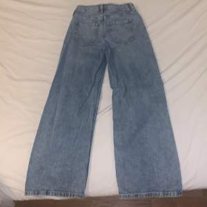 Säljer ett par jeans i storlek 140 från H&M