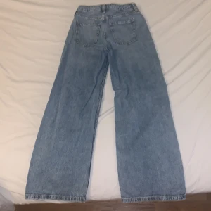 Jeans - Säljer ett par jeans i storlek 140 från H&M