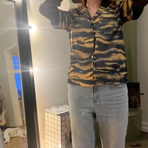 &otherstories skjorta tigermönster - Skjorta från stories