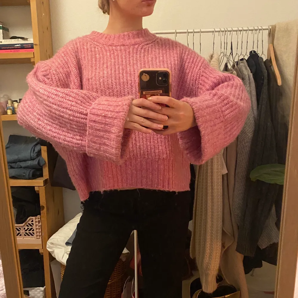Superfin rosa stickad tröja från Gina, endast använd fåtal gånger. I strl XL så är perfekt oversized! Skriv vid frågor! 💓. Stickat.