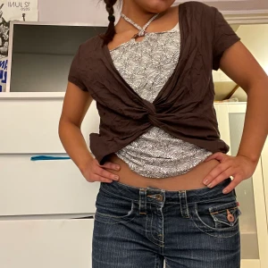 tröja  - Cute sommar tröja som tyvärr är lite för stor på mig därför använder inte jag längre. Köpare står för frakten annars möts jag upp i Sthlm 