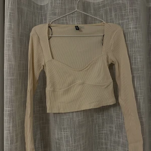 Beige långärmad - Beige långärmad ifrån hm, knappt använd. Frakt tillkommer🥰
