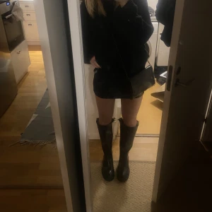 Boots - Säljer dessa helt nya och oanvända bootsen från H&M i storlek 38😍Så snygga till klänning eller kjol och perfekt material nu i vinter då det är så blött ute. Prislappen kvar, köp för 350kr eller högst bud😍👢obs, frakt tillkommer!