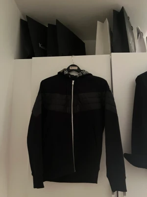 Moose knuckles hoodie - Pris kan diskuteras. Moose knuckles hoodie. Skick 9/10. Har bara använt den en gång för att den är för stor för mig! Jag har fodral att lägga tröjan i. 