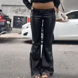 Byxor - Dessa as snygga skinnbyxor i storlek L men passar M som är oanvända då jag köpte fel storlek 😭 Lappen finns kvar!   Midjemått : 18cm tvärs över, 18x2=36