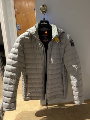 Parajumper last minute puffers - Säljer då den tyvärr inte passar mig längre. Bara använd under hösten så den är som ny, inga flaws. Inköpt på NLY MAN i juni 2022 för 4799kr.  Digitalt kvitto finns samt även tags. Kan skickas inom Sverige. Om du har några frågor så är det bara att skriva