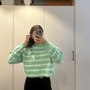 Sweatshirt från junkyard - Sweatshirt i storlek S, normal i storlek och har inga defekter. Går att spänna åt i midjan som ni ser på tredje bilden💚🤍