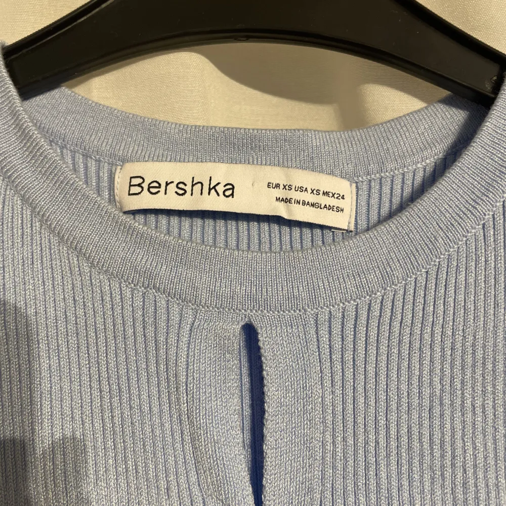 Säljer den a klänning från bershka i storlek xs . Använd vid ett tillfälle. Klänningar.