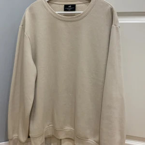 Simple Beige tröja  - Själv har jag knappt satt på den, så ser ingen anledning att själv ha kvar den. Simple tröja i bra skick👌🏽