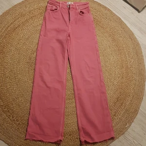 Rosa snygga jeans Zara. High waist 34 - Snygga rosa jeans från Zara. 34. Fint skick.