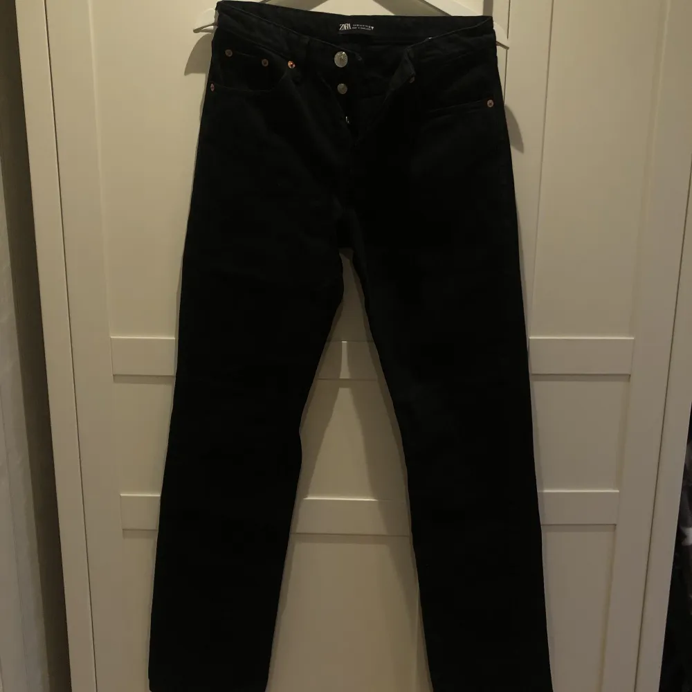 svarta jeans låg/mid waist från zara, stirlek 38 men de är som 36, köpare står för frakt. Jeans & Byxor.