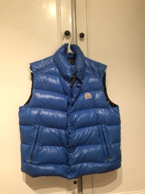 Moncler väst - Säljer min moncler tib väst som är size 3 Väldigt bra skick 9/10 Det finns kvitto från highendmarketse på 4500kr