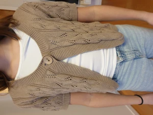 Midjekort kofta -  Beige/brun stickad kofta med en knapp, ny skick, 100% bumull. Passar bra till mycket.