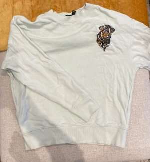 Sweatshirt  - Lätt mintgrön Sweatshirt med broderat. En relaxed fit från H&M i storlek S från herravdelningen . Använd några enstaka gånger. I bra skick. 