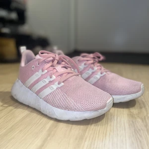 Skor adidas rosa - Säljer ett par rosa Adidasskor som enbart är använda inomhus. I använt men gott skick!   Storlek är us 4 1/2 och uk 4. De passar dock mig som i vanliga fall har storlek 38. 