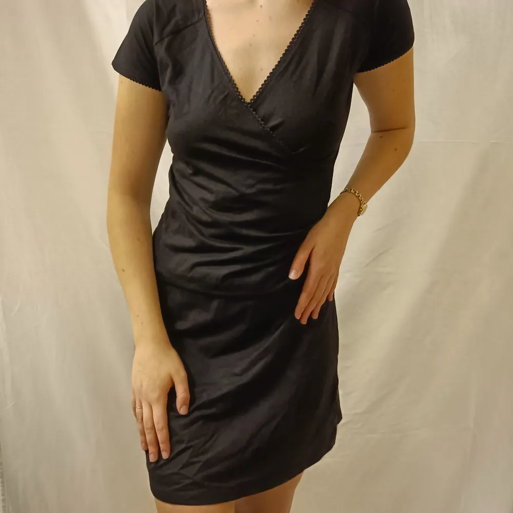 fin svart klänning i storlek s, använd 1-2 ggr så väldigt bra skick köparen står för frakt💗. Klänningar.
