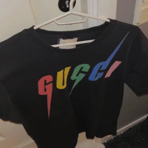 Gucci T-shirt  - Gucci Multicoloured blade logo t-shirt Använd men fortfarande i bra skick (nypris 5300kr) Pris går att diskutera men sökning är troligt vid snabb och smidig affär!🤠