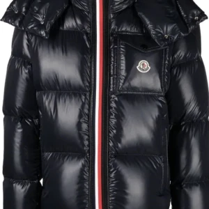 MonclerMontbeliard hooded jacka/ använd - Moncler Montbeliard hooded jacka använd i jätte bra skick storlek m för mer bilder och info skriv privat till mig.köpt ny för 15000kr Priset kan diskuteras 