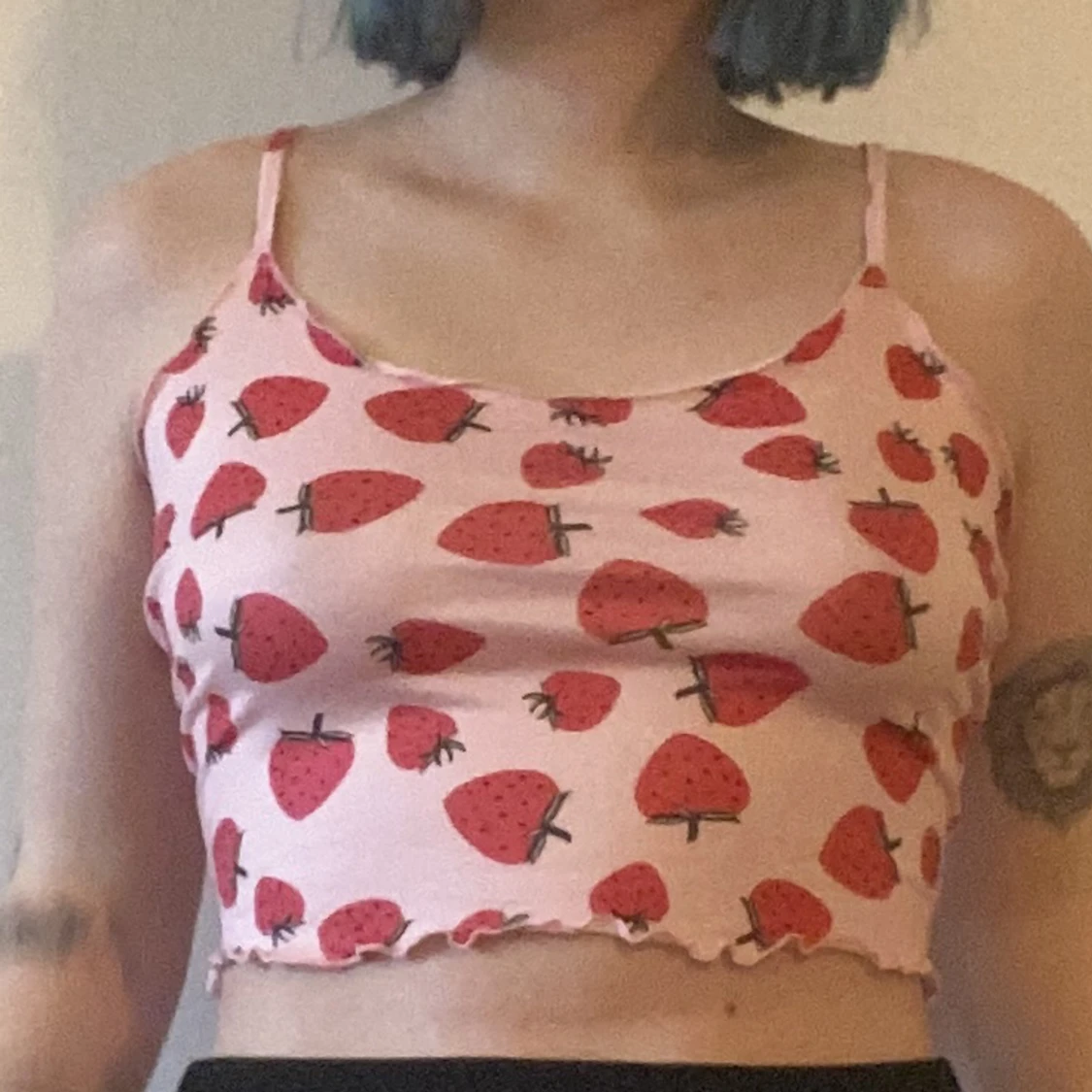 Croptop med jordgubbsmönster - 90