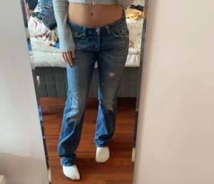 Lågmidjade jeans - Säljer ett par lågmidjade jeans från Disel som jag köpte här på Plick. Säljer pga av att de är lite stora för mig. Storlek 36.