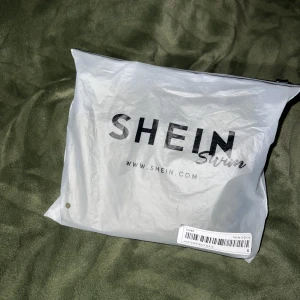 Kjol med slits - En helt ny kjol från SHEIN, ena sidan är ganska så öppet. 