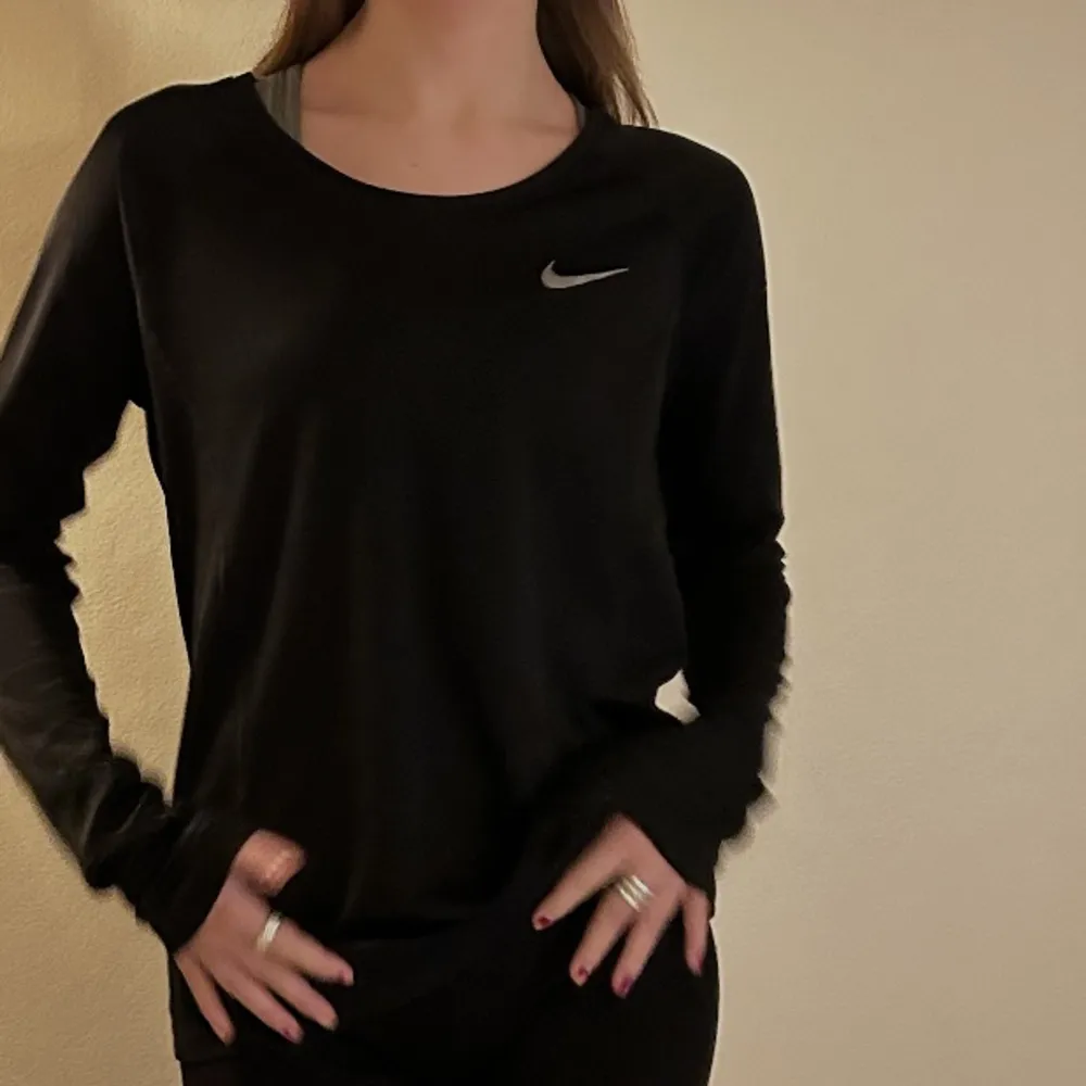 Långärmad träningströja från Nike.  Storlek M  Säljes då den inte används längre.  Meddela vid intresse💌. Tröjor & Koftor.