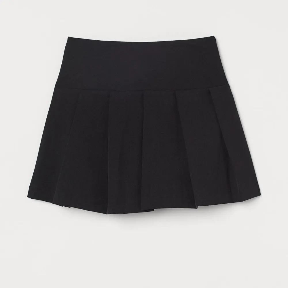 hej! jag söker denna kjol i strl 34 och jag skulle vara jättetacksam för hjälp ❤️❤️ jag äger en i strl 32 som jag kan byta mot den också 🫶. Kjolar.
