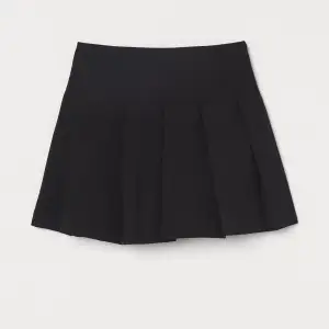 hej! jag söker denna kjol i strl 34 och jag skulle vara jättetacksam för hjälp ❤️❤️ jag äger en i strl 32 som jag kan byta mot den också 🫶