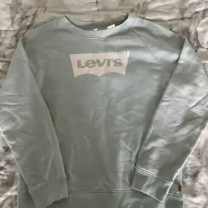 Sweatshirt från Levis sparsamt använd!