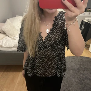 Genomskinlig blus - Blus ifrån BikBok i storlek S💖🧚🏻‍♀️