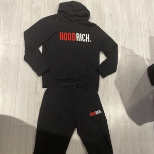 Hoodrich Tracksuit - M - Storlek M - Hoodrich Split Tracksuit. Nypris: 1600