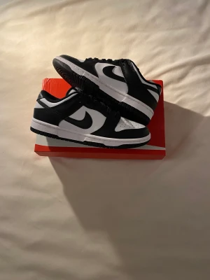 Nike Dunk Low Panda - Hej! Jag säljer några helt nya par Nike Dunk Low ”Panda” i storlekarna 37,5, 39, 40, 44, 44,5 och 46 för 1600kr st! 📦 👟 Fraktar samma eller dagen efter betalning! 🚢  Bara att skriva om du har några frågor 🐼 