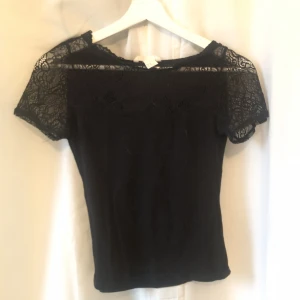 T-shirt - T-shirt med spets! 