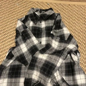 Flanellskjorta - Säljer denna gråa flanellskjortan då den inte kommer till användning😊
