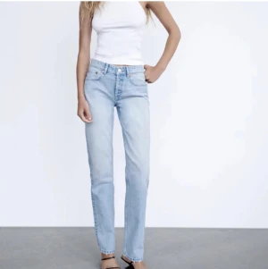 zara midrise jeans - Säljer nu mina fina zara jeans då dom inte kommer till användning längre. Lite slitna nere vid benen men inget man tänker på, annars fint skick. Kan skicka fler bilder och mått privat❤️