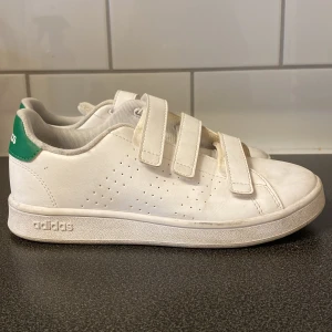 Stan smith  - Säljer ett par jätte fina stan Smith skor! De är bara använda 3-4 gånger! Köpta för ca 600kr Säljer för att de är försmå 😘💕 