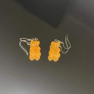 Hemmagjorda transparent orangea björn örhängen. 🦋Material: rostfritt stål🦋  💖vad du får med: örhängen, plupp, transparent smyckes burk💖 intresserad? Tryck köp nu!
