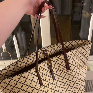 By Malene Birger väska  - Säljer denna väska från By Malene Birger! Köpt secondhand för 1300kr! Knappt använd! Ser nu om någon annan vill köpa den då jag knappt använder den!