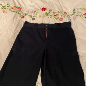 Dickies 874 - Säljer nu mina älskade mörkblå dickies 874 i strl 32/34 för att de tyvärr är förstora på mig:( Brallorna är inte jätteanvända då de köptes för stora och töjdes litegrann efter typ 10 användningar. Skriv om ni skulle vilja ha bilder med de på etc!💕