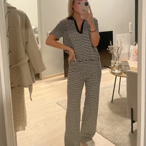 Sett från Zara - Säljer detta sett från Zara. Aldrig använt så i nyskick  Skriv för fler bilder💗