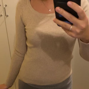 Ribbad stickad tröja - Tunn ribbad stickad tröja som är använd jättefå gånger