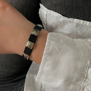 Svart Nitarmband  - Nu finns det svarta nitarmband inne! Välj själv storlek och om du vill ha 1 eller 2 varv! Piffar upp outfiten och är riktigt snyggt! Skynda fynda!