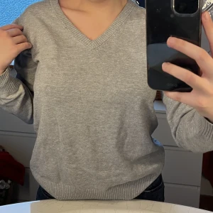Grå tröja - Vanlig grå tröja, fin med polo under 