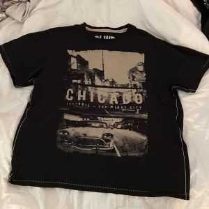 Tisha  - Fett snygg oversized t-shirt med coolt tryck och vita kontrasterande sömmar. Bara att klicka på ”köp direkt” om man vill köpa. Hör av er vid frågor!