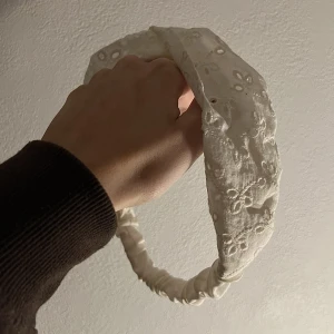 Hårband na-kd - Vitt hårband från na-kd som aldrig är använt!❤️så gulligt till sommaren elr till en stickad tröja🥰 80 kr + frakt!