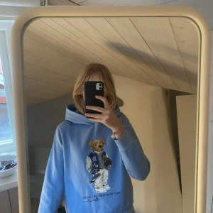 Ralph Lauren hoodie  - Blå hoodie från Ralp Lauren. Barnstolen L (14-16 år). Skulle säga att den passar XS / S. Nypris 1499kr, mitt pris 349 kr 💕