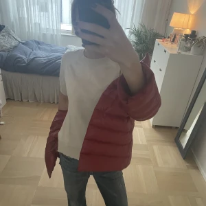 Stickad t-shirt  - Tunn stickad t-shirt som passar till allt